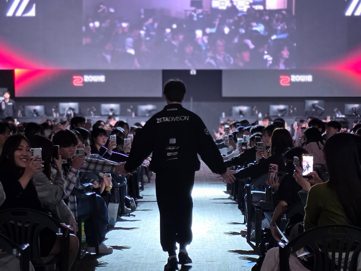 Mealgaru steps up to the stage to face Team Falcons. Photo by Overwatch Esports Asia.